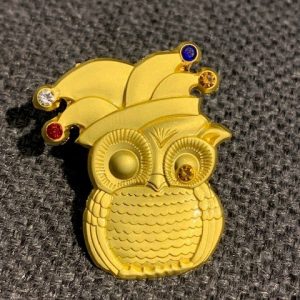 Pin „Zwinkernde Gold-Eule"